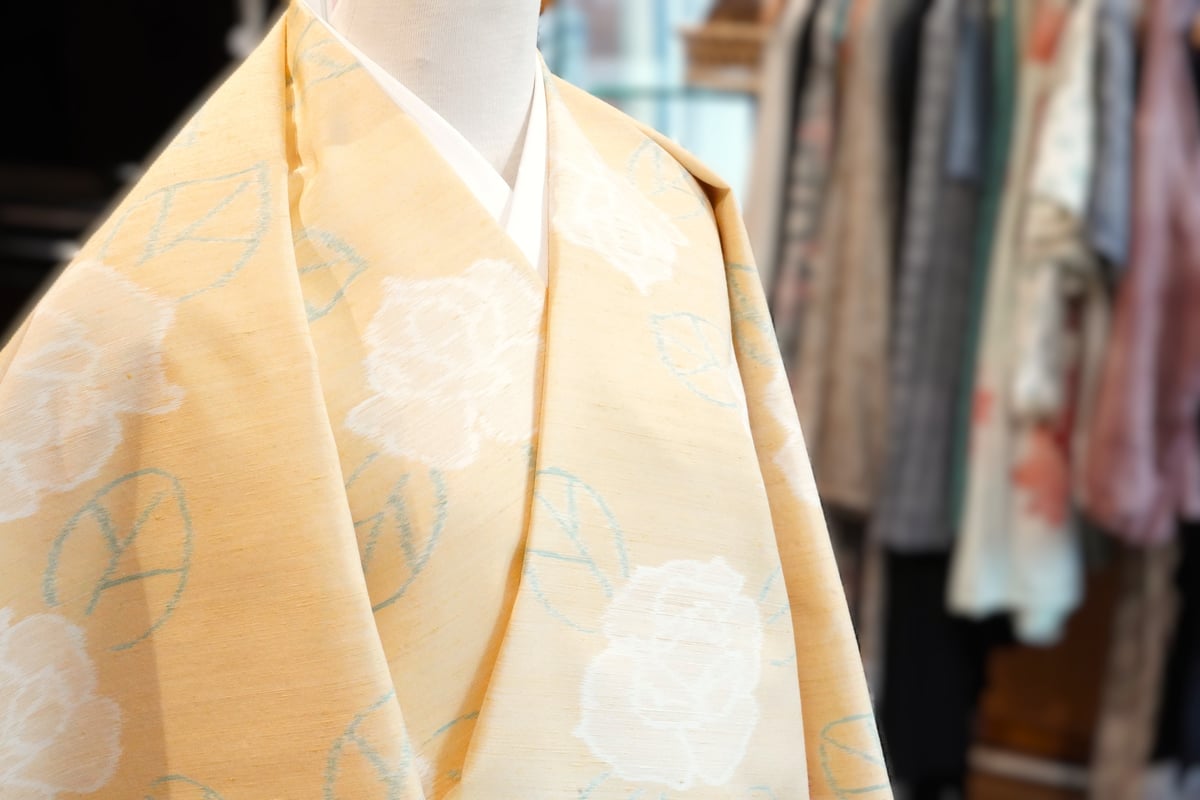 紬着物 千切屋 縹紬 花の絣模様 卵色 ガード加工 K-4368 紬着物 千切屋 縹紬 花の絣模様 卵色 ガード加工 K-4368 【公式通販】