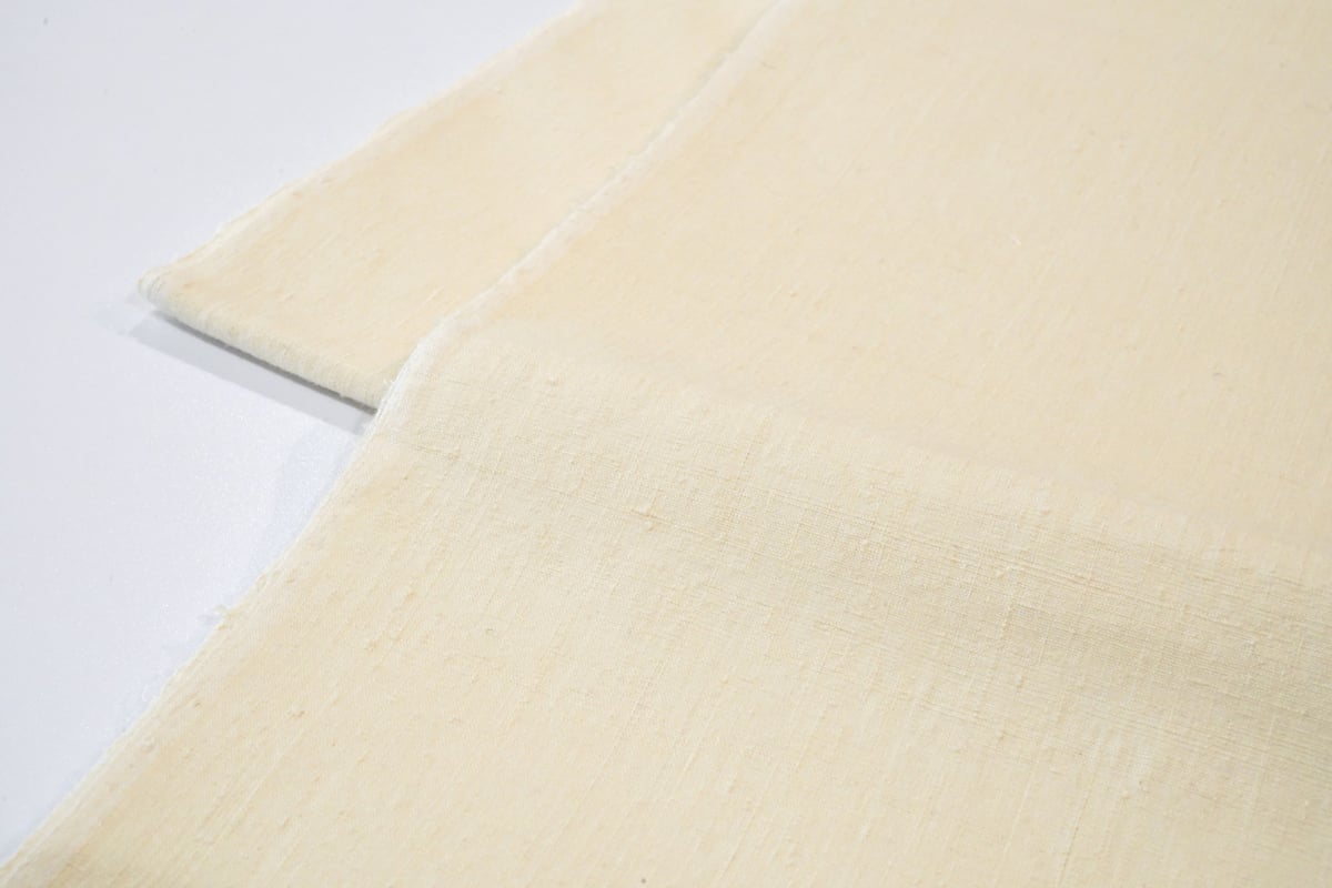 本場結城紬「小倉商店・高機・無地・鳥の子色」 | MINOKO STORE