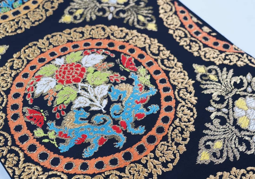 逸品川島織物振袖用袋帯「祥栄春秋」紫地に鼓や花々眩い金糸銀糸