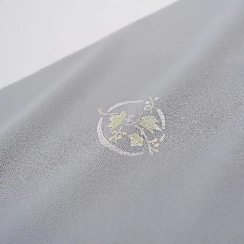 小紋 刺繍 紋意匠 飛び柄 藍白色 正絹 反物 楽天市場】【Prices down2】正絹 小紋 反物 着物「白菫 飛び柄