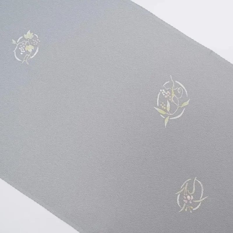【SALE】飛び小紋 正絹 反物 刺繍 華文 Prices down2）正絹 小紋 反物 着物「白菫 飛び柄、宝尽くし