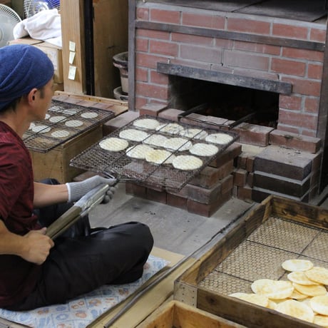 起き上がり小法師付き！喜多方の定番土産｜窯焼きせんべい詰め合わせ【山中煎餅本舗　喜多方市】