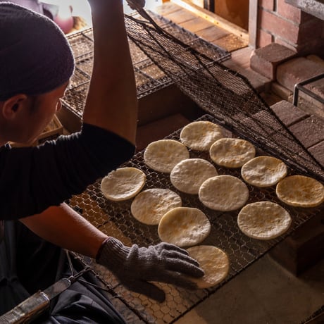 起き上がり小法師付き！喜多方の定番土産｜窯焼きせんべい詰め合わせ【山中煎餅本舗　喜多方市】