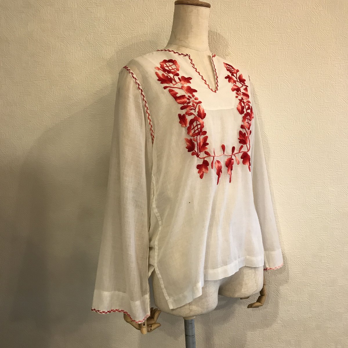 日本最大の 荻窪七里 長袖ブラウス 赤い薔薇刺繍 トップス(その他 