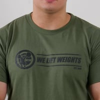 WE LIFT WEIGHTS　ユニセックスTシャツ 　ミリタリーグリーン