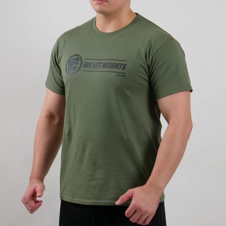 WE LIFT WEIGHTS　ユニセックスTシャツ 　ミリタリーグリーン