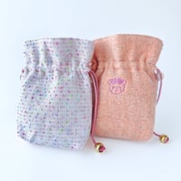 巾着バッグミニ アプリコット×ボンボンツイード おでごメガネベア刺繍