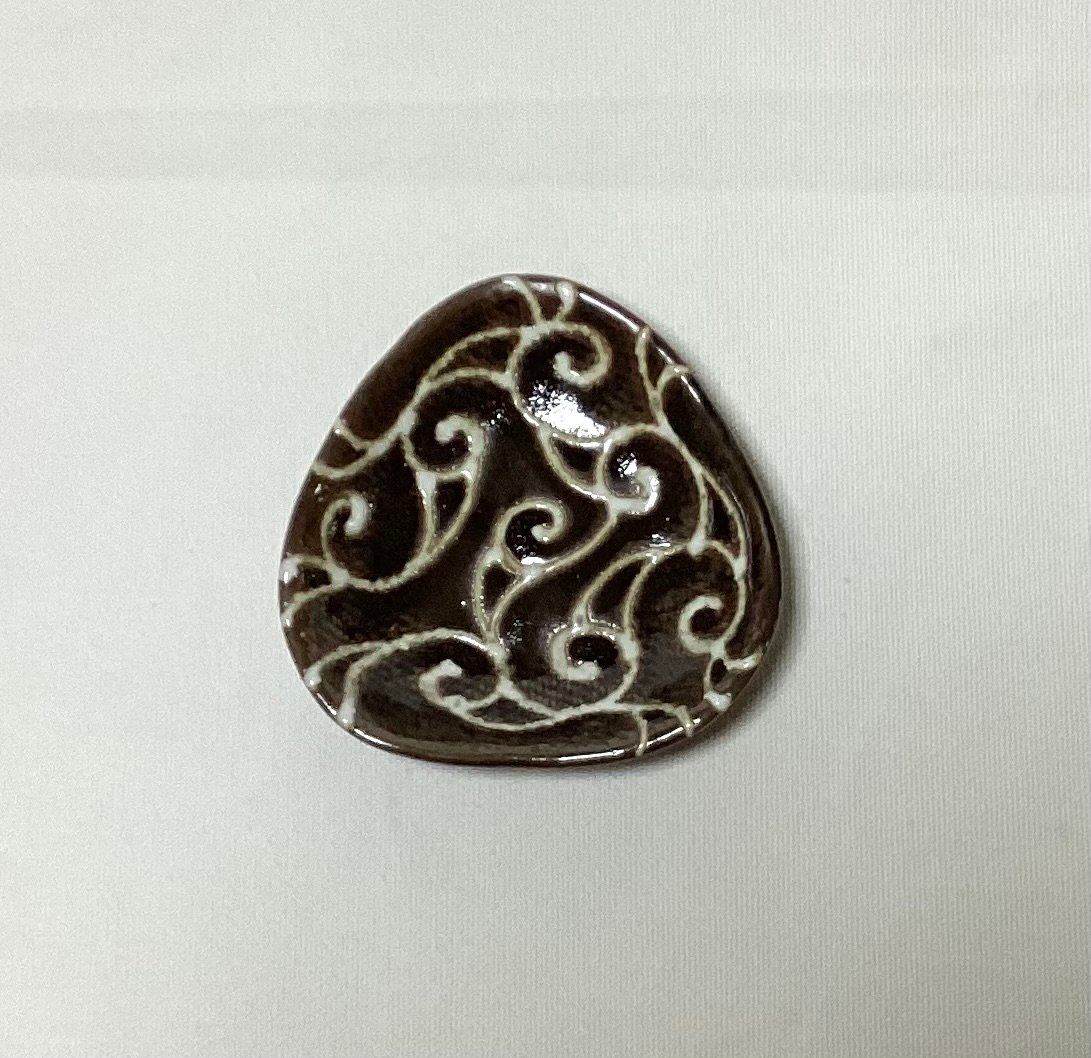 アラベスクシリーズ さんかく豆皿 飴色 2 | 眞正陶房公式online shop