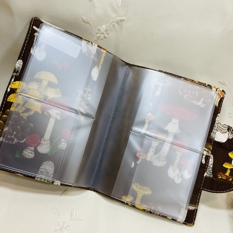 No.609 きのこ柄のカードケース