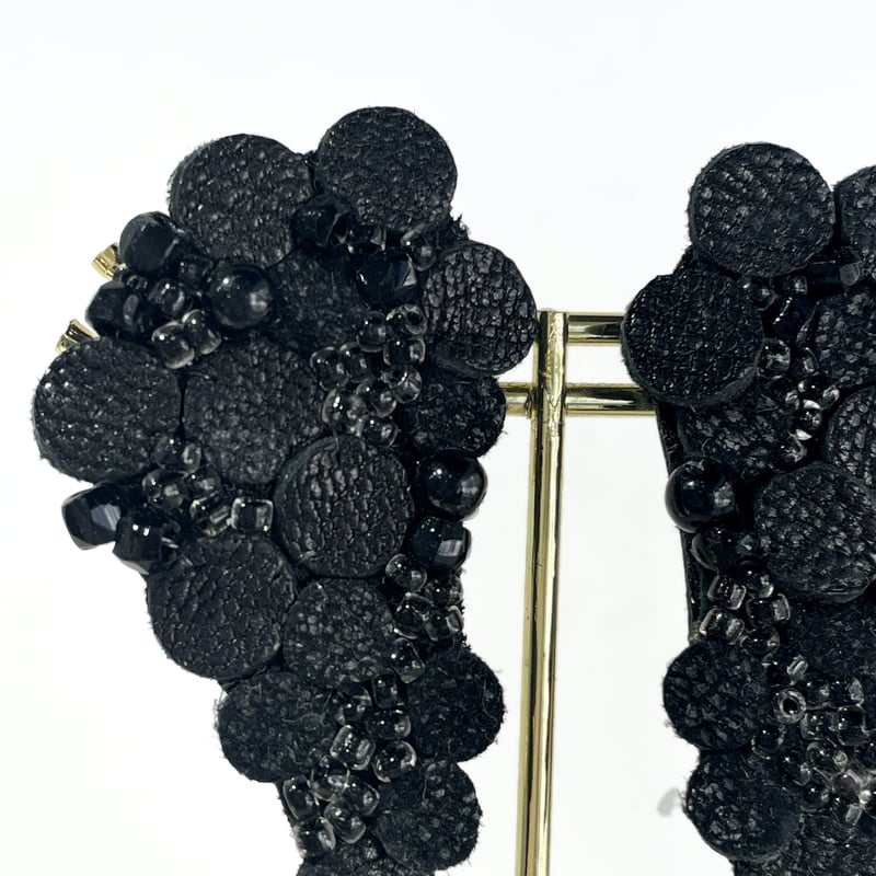 おおきな葡萄ヴィンテージビーズ／ブラック】（レザーピアス