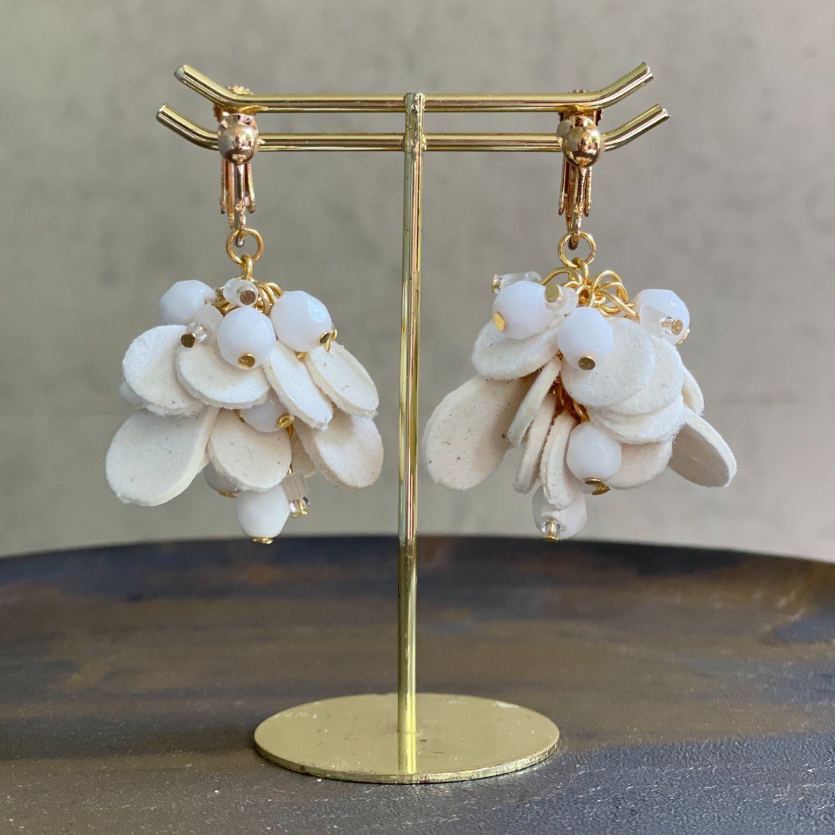 PINEヴィンテージビーズ】WHITE／GOLD（ピアス・イヤリング） | gr.