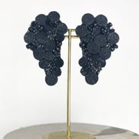 【おおきな葡萄ヴィンテージビーズ／ブラック】（レザーピアス・イヤリング）