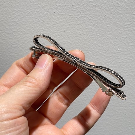 レザー極細リボンのバレッタ