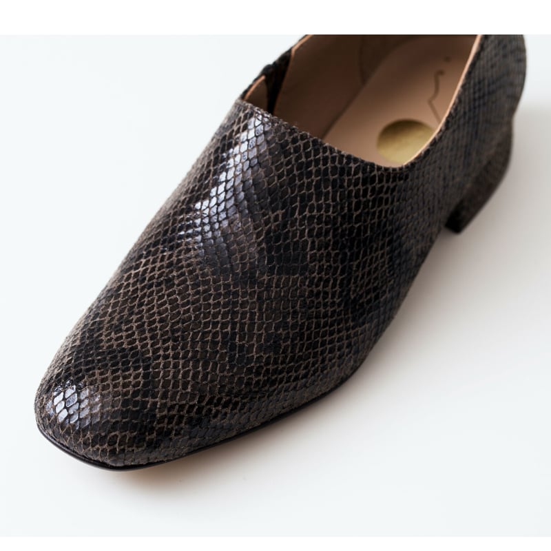 23cm-25cm深めスクエアトゥパンプス/グレーパイソン柄 | gr.