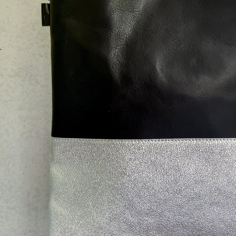 レザーショルダーバッグ（2WAY）／シルバー | gr.