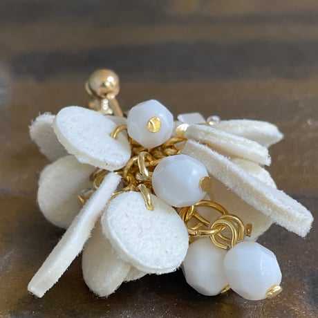 【PINEヴィンテージビーズ】WHITE／GOLD（ピアス・イヤリング）