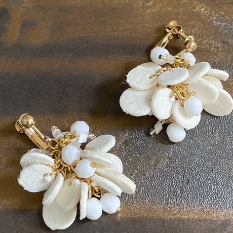 【PINEヴィンテージビーズ】WHITE／GOLD（ピアス・イヤリング）