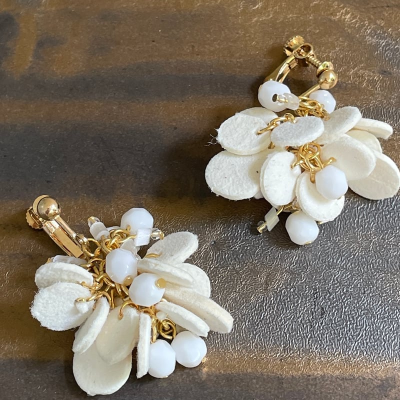 PINEヴィンテージビーズ】WHITE／GOLD（ピアス・イヤリング） | gr.