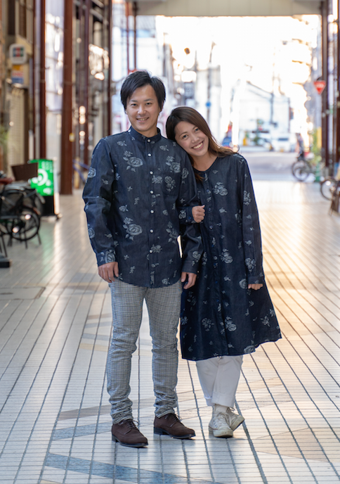バラ柄デニムスタンドカラーシャツ | SEO DENIM 抜染加工 デニム 