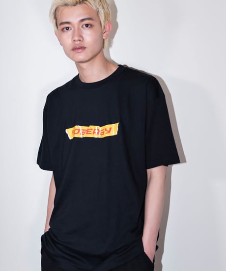 #050　Barricade Tape T‐シャツ BLACK