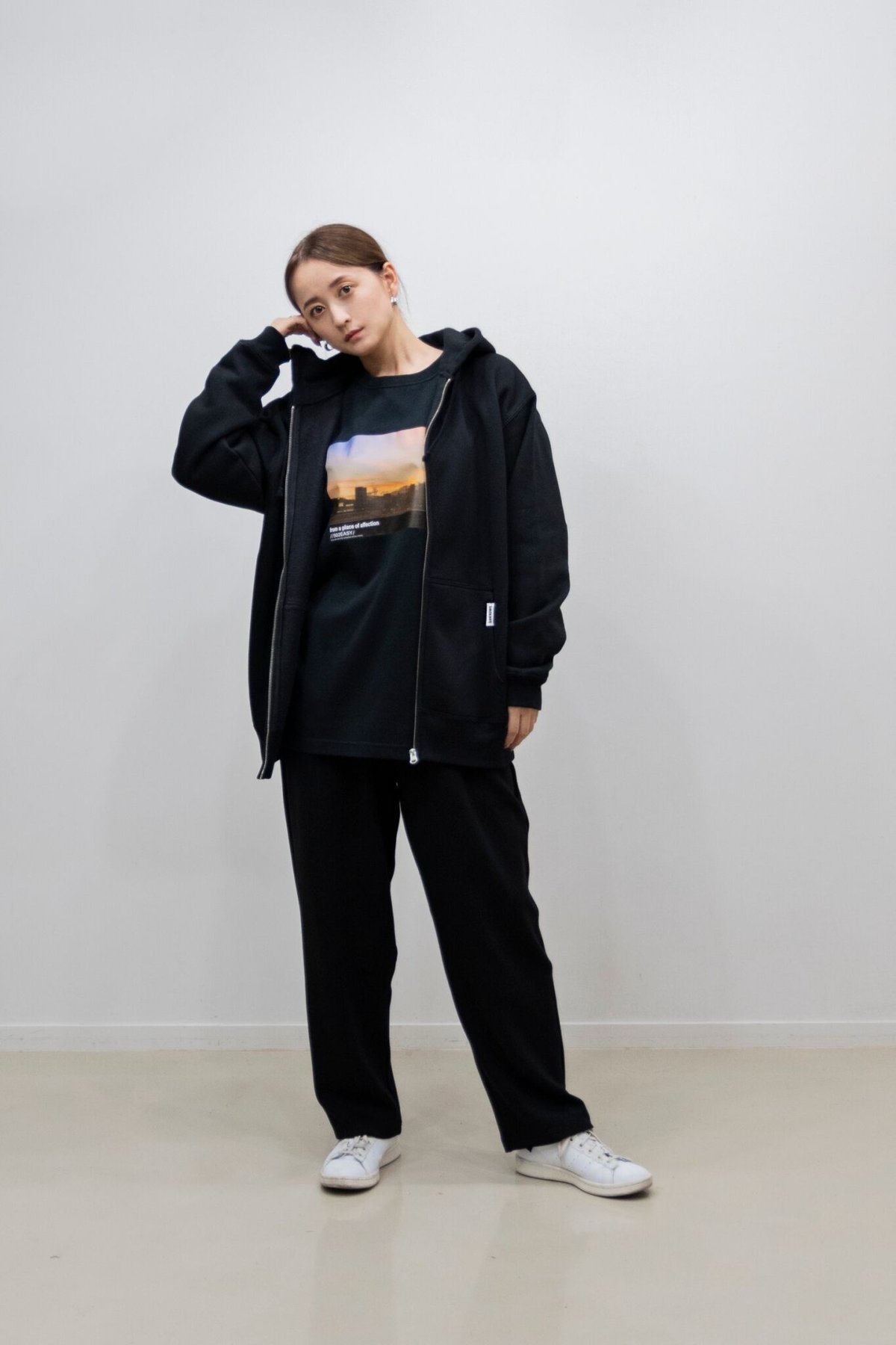 067 彩空フロントプリントロングTシャツ BLACK | 502EASY
