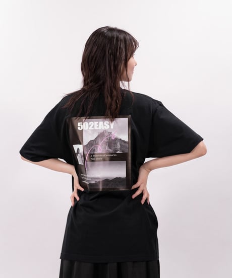 ［志田音々さんコラボアイテム］#105　彩空x音空　バックプリントTシャツ　BLACK