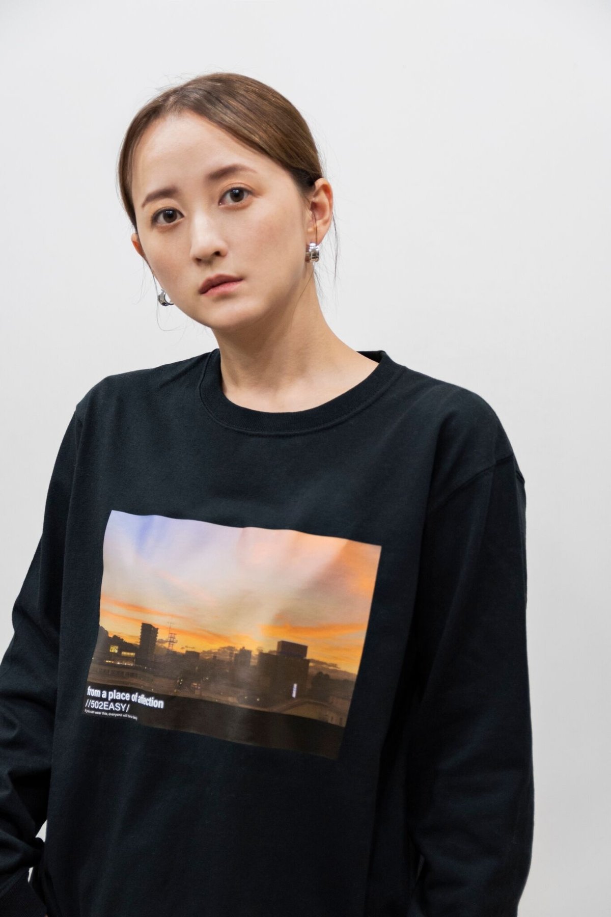 067 彩空フロントプリントロングTシャツ BLACK | 502EASY