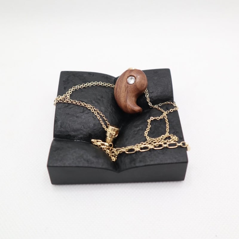 メモリアルペンダントこだま 勾玉型 | 沼野佛具 ONLINE STORE