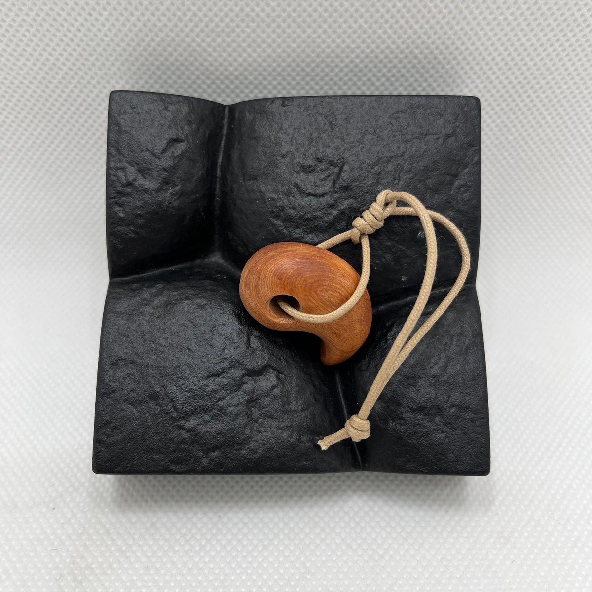 屋久杉 勾玉型チャーム | 沼野佛具 ONLINE STORE 屋久杉 勾玉型チャーム | 沼野佛具 ONLINE STORE