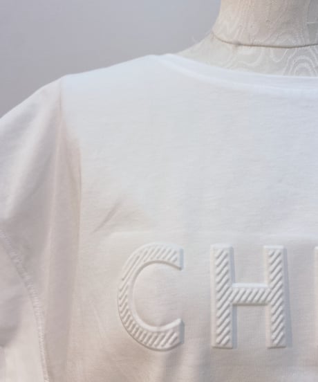 エンボスロゴTシャツ
