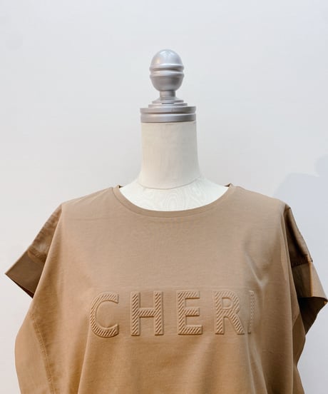 エンボスロゴTシャツ