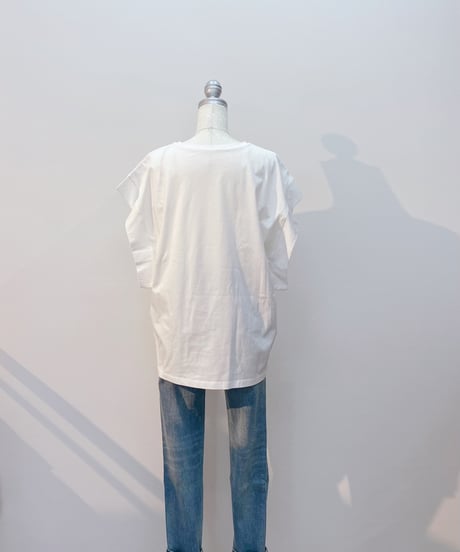 エンボスロゴTシャツ