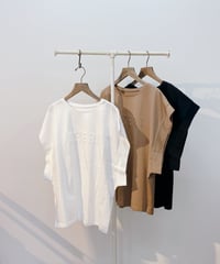 エンボスロゴTシャツ