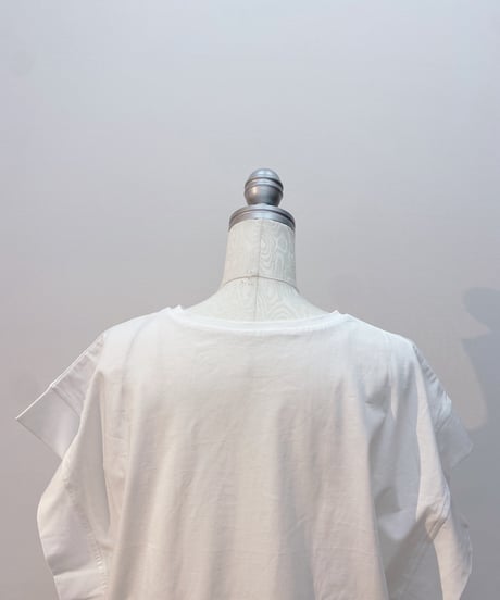 エンボスロゴTシャツ