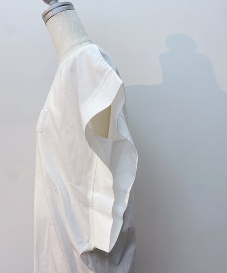エンボスロゴTシャツ