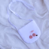 サクランボの刺繍ポシェット♡ホワイト生地にピンクの刺繍
