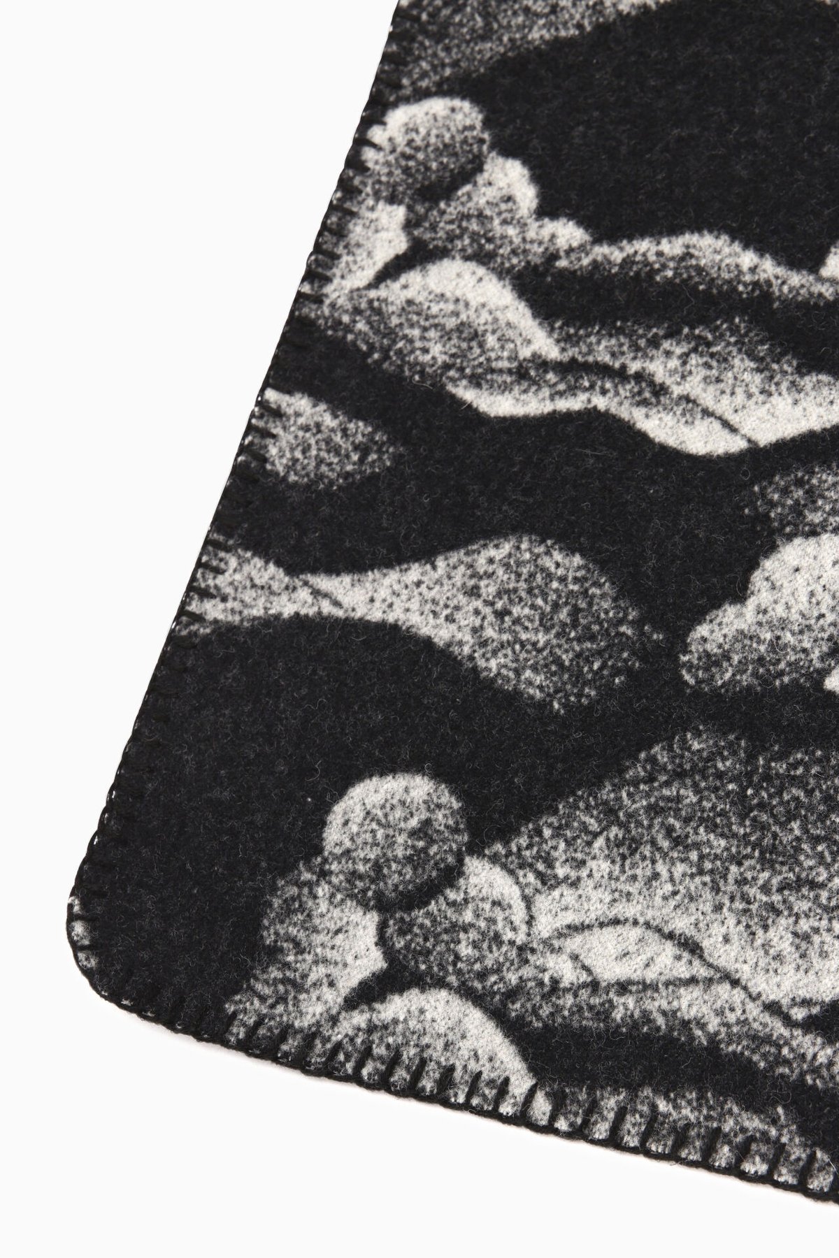 and wander】 mountain camo wool blanket small |