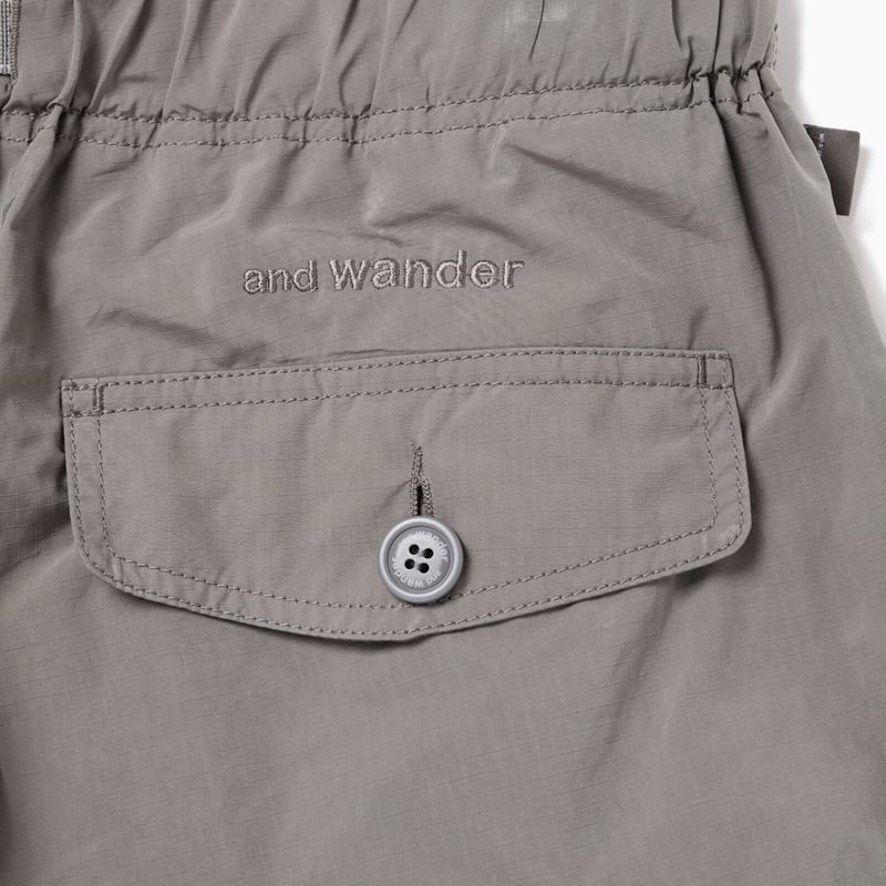 【美品】and wander oversized cargo pants ロゴ and wander (アンドワンダー) oversized cargo pants / オ－バー