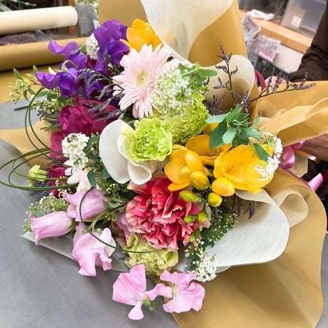 （スタッフ手渡配送）季節のおすすめ花束standaed