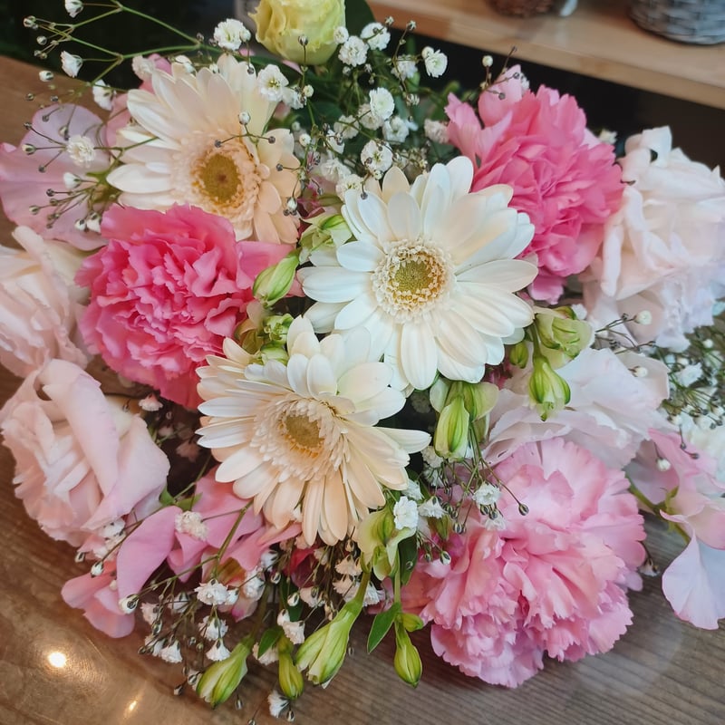 花束を手に 季節のおすすめ花束standaed | 立花ガーデン フラワーショップ