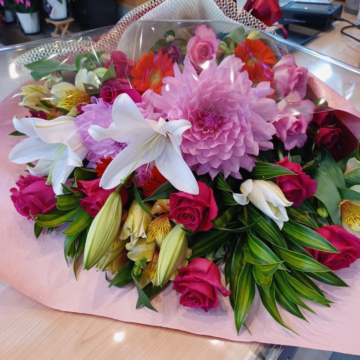 【クリスマス切り花＊ブーケ＊花束】南天＊松葉＊椿の蕾＊山茶花の蕾＊クチナシ＊他 クリスマス切り花＊ブーケ＊花束】南天＊松葉＊椿の蕾＊山茶花の