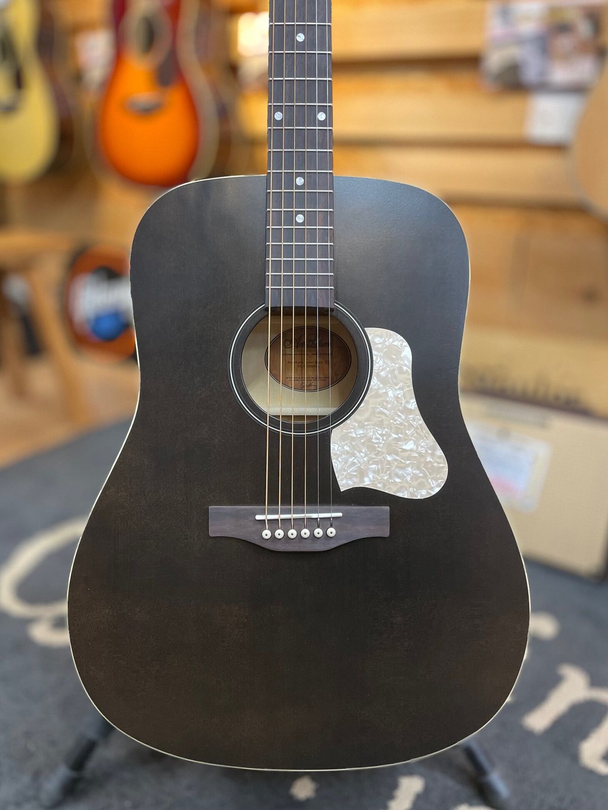 Art&Lutherie Americana Q1T Faded Black with GIG