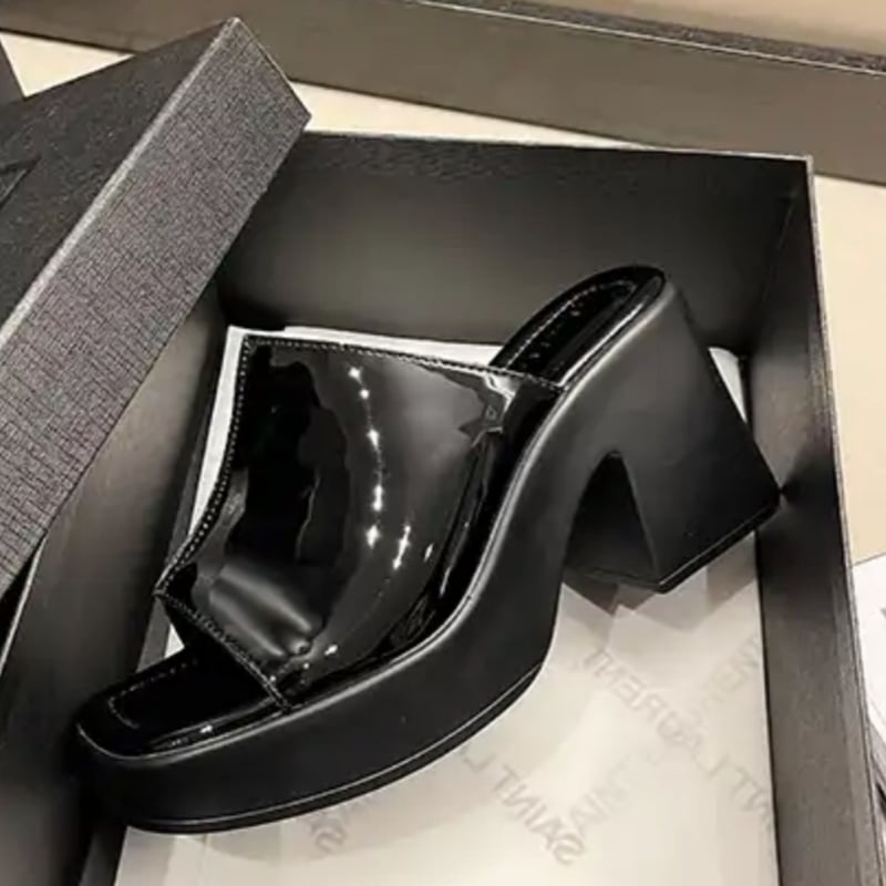 エナメルリボンスクエアトゥーサンダル エナメルリボンスクエアトゥー