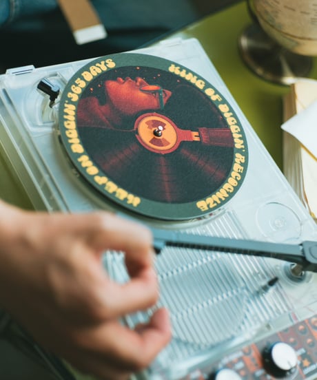 KING OF DIGGIN’ × RECOGNIZE  PORTABLE RECORD PLAYER