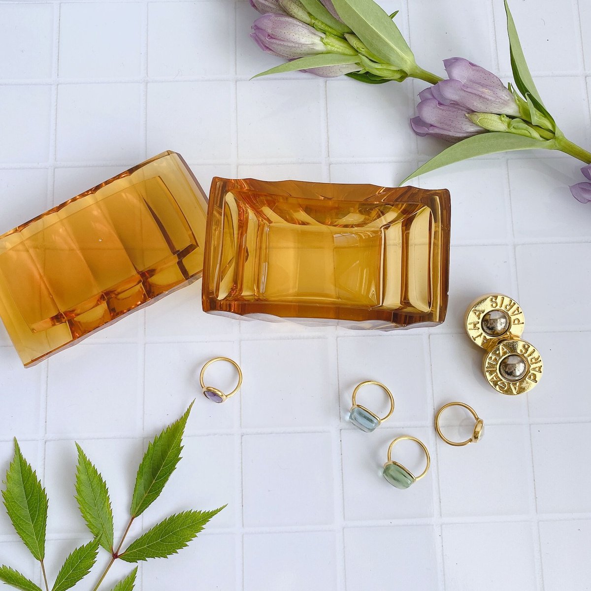 Amber accessory box