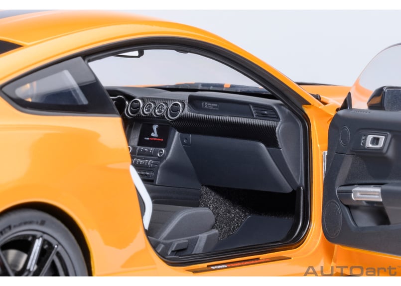 AUTOart 1/18 フォード マスタング シェルビー GT500 （オレンジ