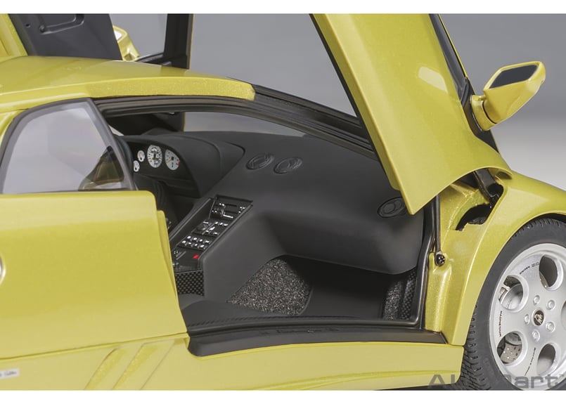 AUTOart 1/18 ランボルギーニ ディアブロ SE30 (GIALLO SPYDER AUTOart 1/18 ランボルギーニ ディアブロ SE30 (GIALLO SPYDER