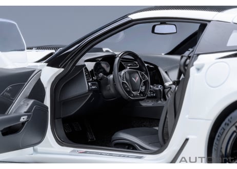 AUTOart 1/18　シボレー コルベット （C7） ZR1 （ホワイト）　71270