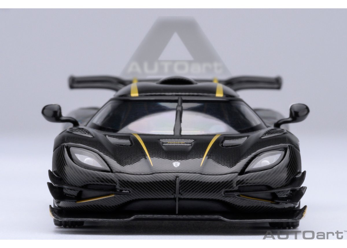 AUTO ART オートアート 1/18 ケーニグセグOne：1カーボンブラック Amazon | AUTOart 1/18 ケーニグセグ One:1 マット・ブルー