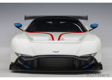 AUTOart 1/18　アストンマーチン ヴァルカン （メタリック・ホワイト／ブルー&レッド・ストライプ）　70261